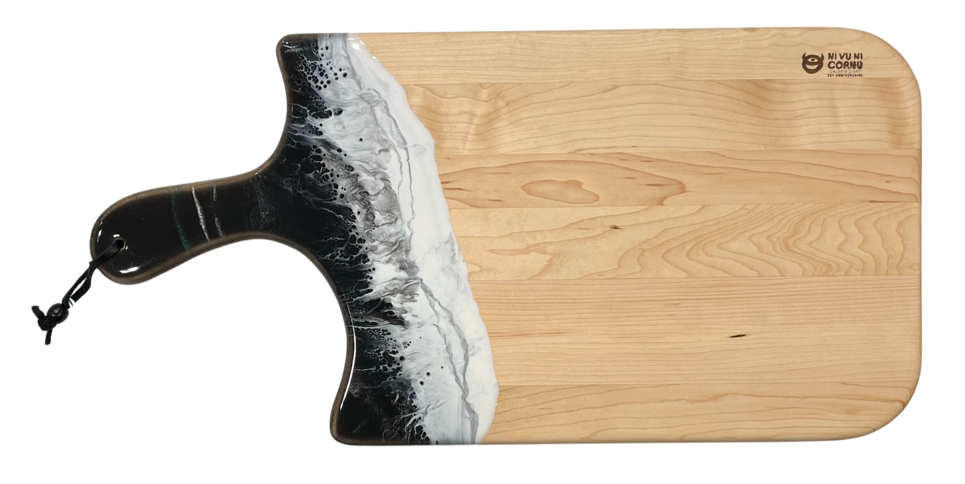 Planche à découper, large, no 60, Noir / Blanc / Gris, de l'artiste Julie Marcotte, Matériaux, Érable, résine alimentaire et huile de pépin de raisin, dimension : 3/4 x 10 x 20 pouces