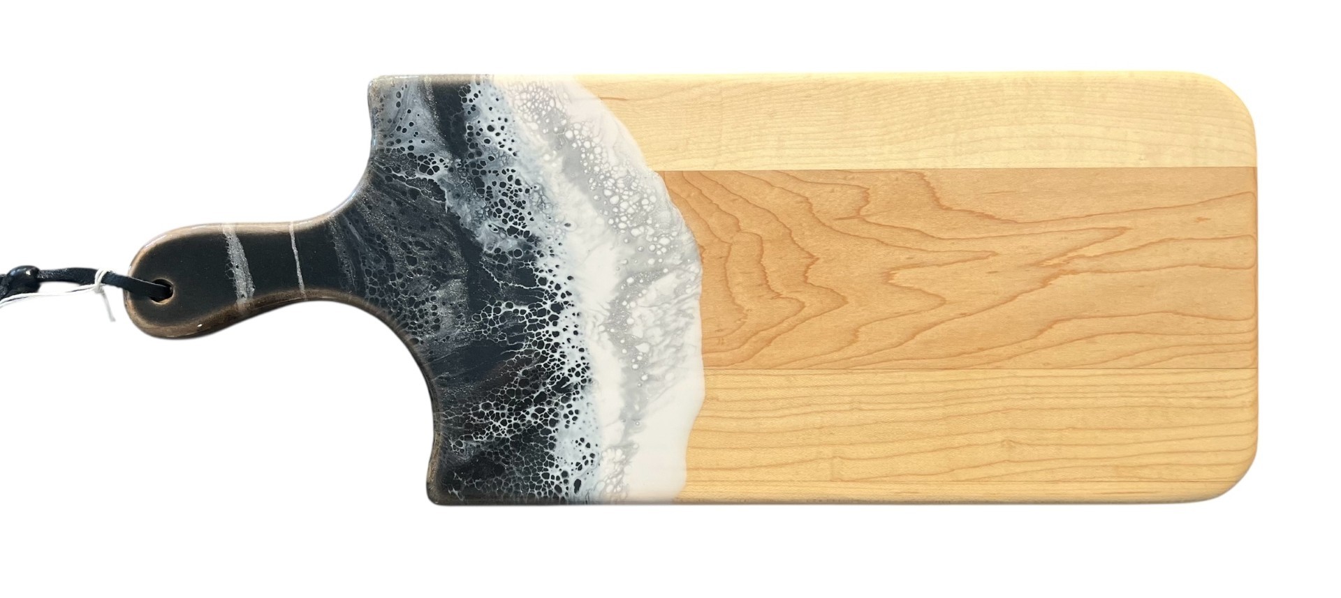 Planche à découper, noire et argent, de l'artiste Julie Marcotte, Matériaux, Érable, résine alimentaire et huile de pépin de raisin, dimension : 3/4 x 7 x 18 pouces