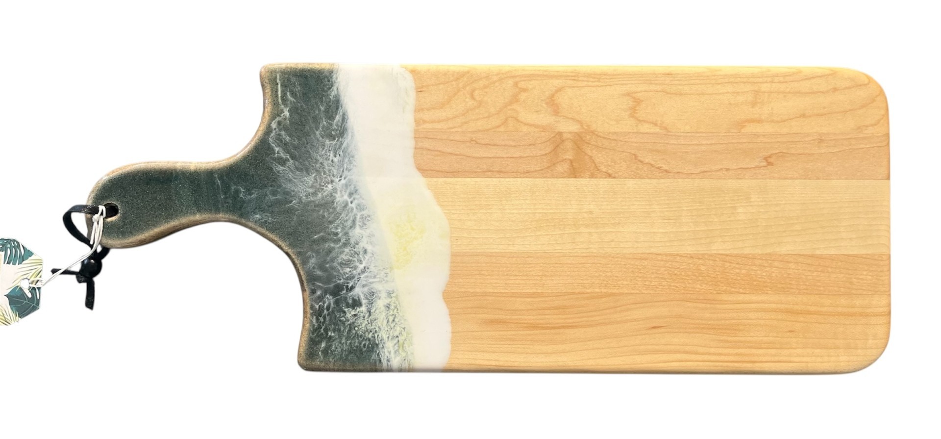 Planche à découper, vert forêt et blanc, de l'artiste Julie Marcotte, Matériaux, Érable, résine alimentaire et huile de pépin de raisin, dimension : 3/4 x 7 x 18 pouces