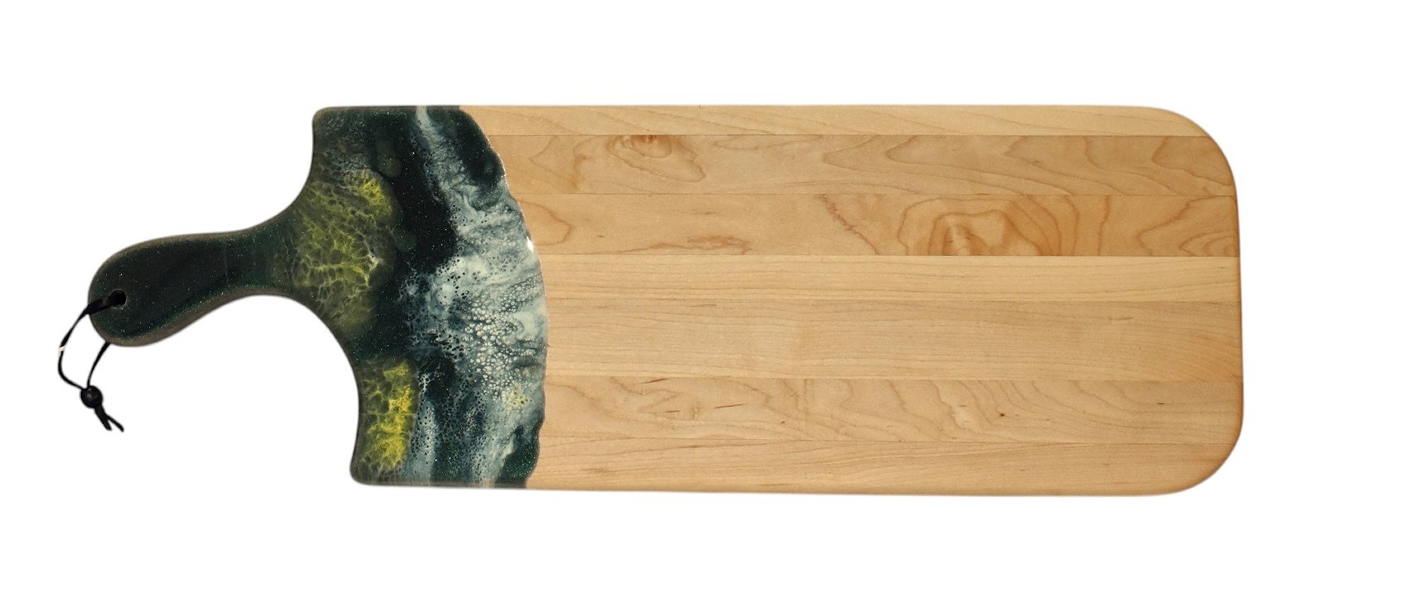 Planche moyenne à découper, no 3, vert forêt, blanc et jaune, de l'artiste Julie Marcotte, Matériaux, Érable, résine alimentaire et huile de pépin de raisin, dimension : 3/4 x 8 x 24 pouces
