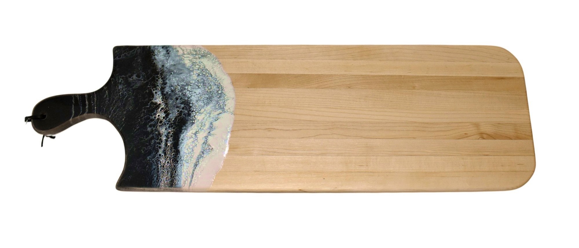Planche à dégustation, no 9, noir, blanc, de l'artiste Julie Marcotte, Matériaux, Érable, résine alimentaire et huile de pépin de raisin, dimension : 3/4 x 9 x 30 po