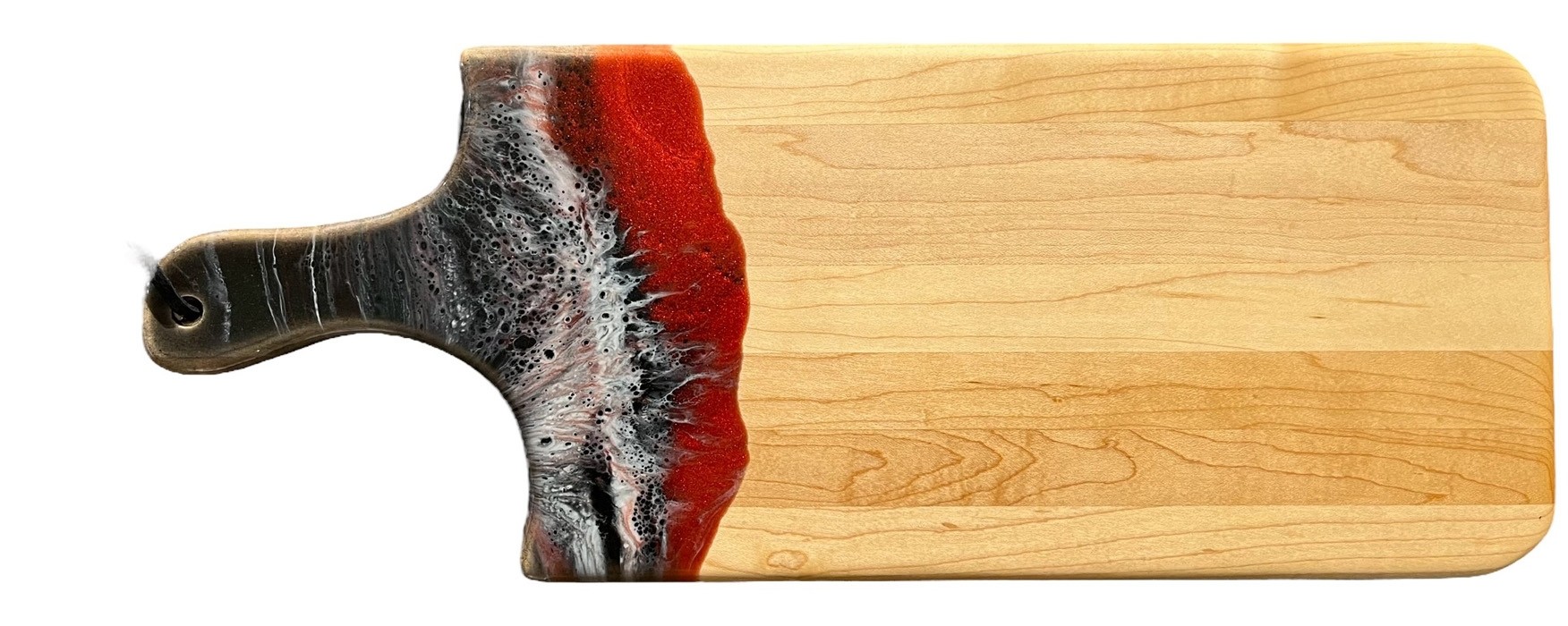Planche à découper, rouge et noire de l'artiste Julie Marcotte, Matériaux, Érable, résine alimentaire et huile de pépin de raisin, dimension : 3/4 x 7 x 18 pouces