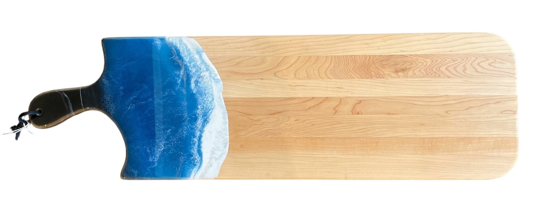 Planche à dégustation, no 15, bleu et blanc, de l'artiste Julie Marcotte, Matériaux, Érable, résine alimentaire et huile de pépin de raisin, dimension : 3/4 x 9 x 30 po