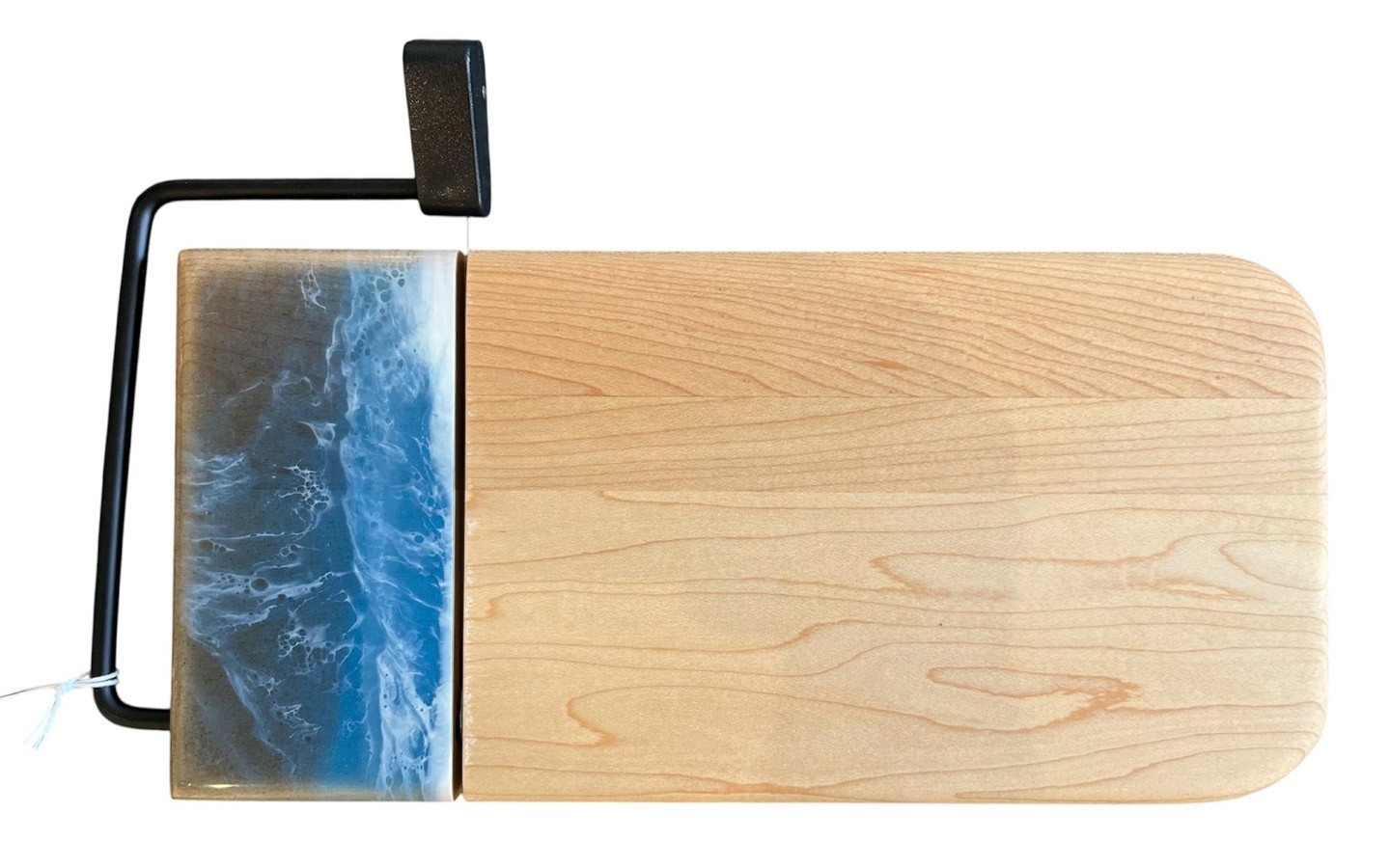 Planche à fromage, no 14, bleu et blanc, de l'artiste Julie Marcotte, Matériaux, Érable, résine alimentaire et huile de pépin de raisin, dimension : 3/4 x 5 3/4 x 12 po