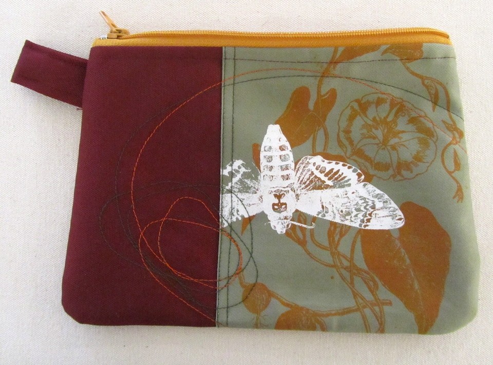 Pochette (grande), no 70, de l'artiste Cynthia DM, Tissu imperméable Nylon Majestic, doublure intérieure, sérigraphie sur tissu, jeux de coutures décoratives, fermeture éclair YKK (meilleure qualité)