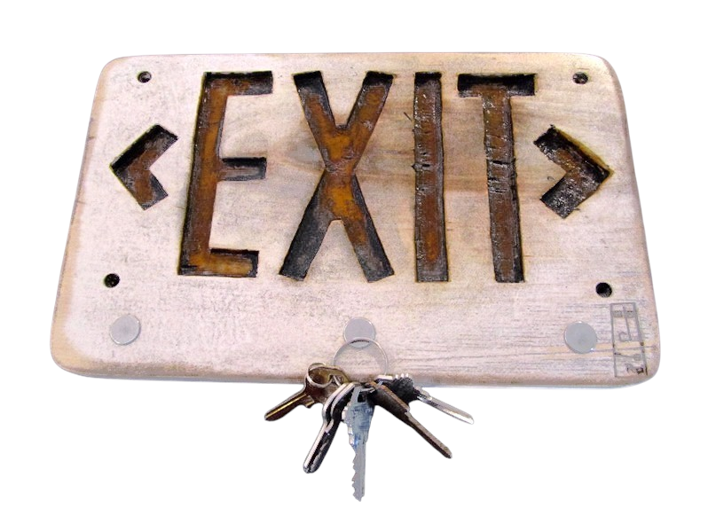 Porte-clefs magnétique EXIT brun et jaune, de l'artiste Alexandre Tardif, fait en bois, tilleul ou pin, format rectangulaire, dimension : 7.5 x 11.75 pouces de largeur, décoration fonctionnelle