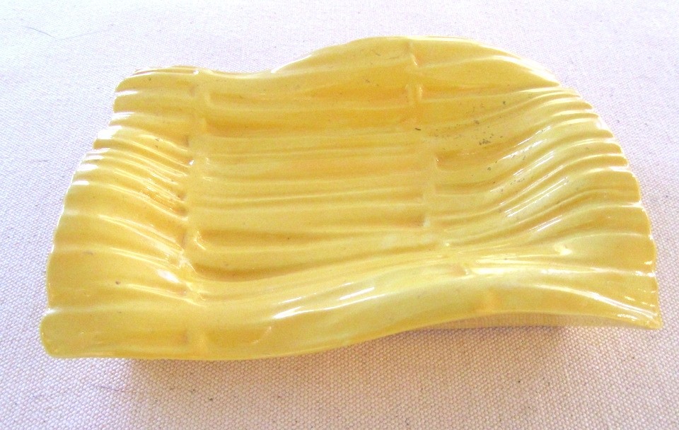 Porte-savon Classique, jaune, de l'artiste Oasis Douceur, Pièce faite en céramique