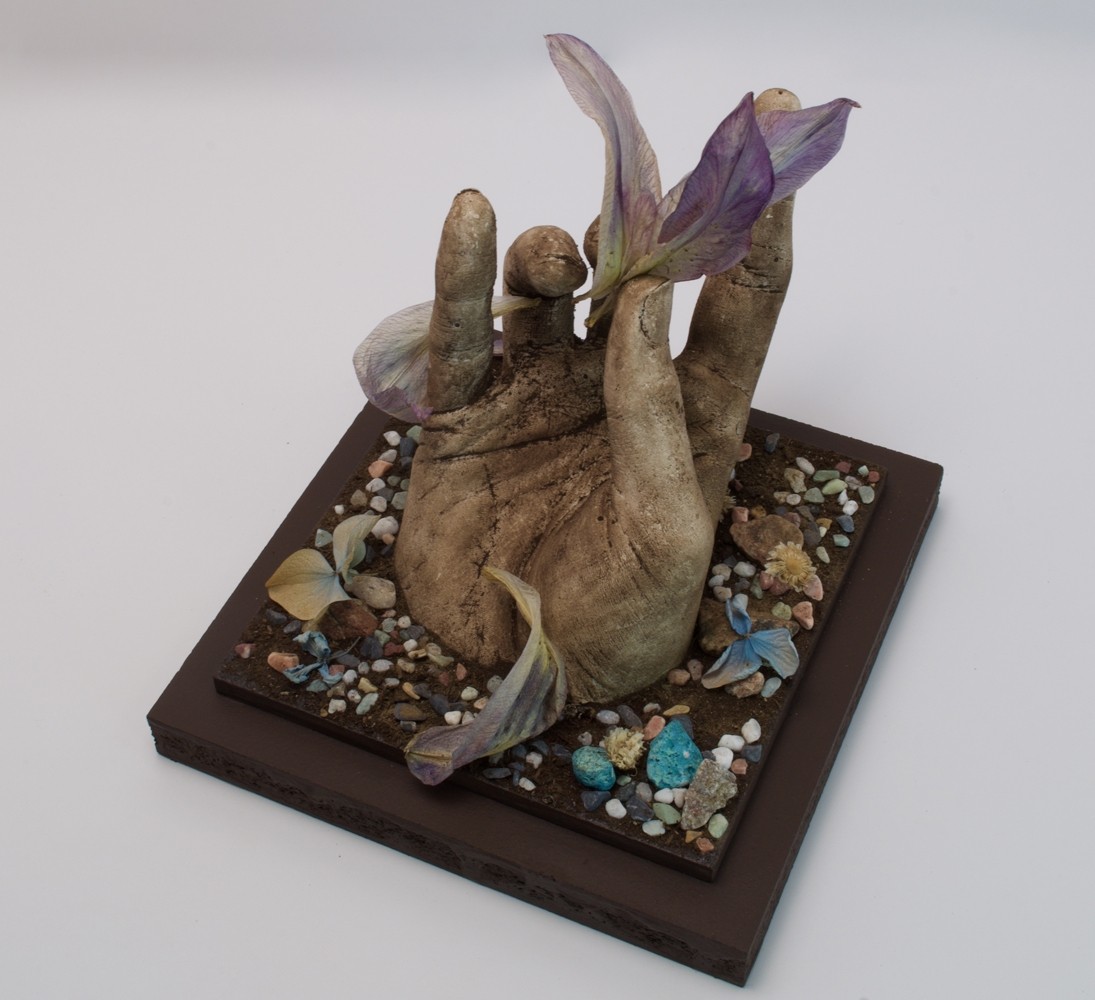 Ce qui glisse entre les doigts, de l'artiste Raphaëlle Bitar, Sculpture, Plâtre, bois et végétaux divers, dimension : 7 x 6 x 6 pouces