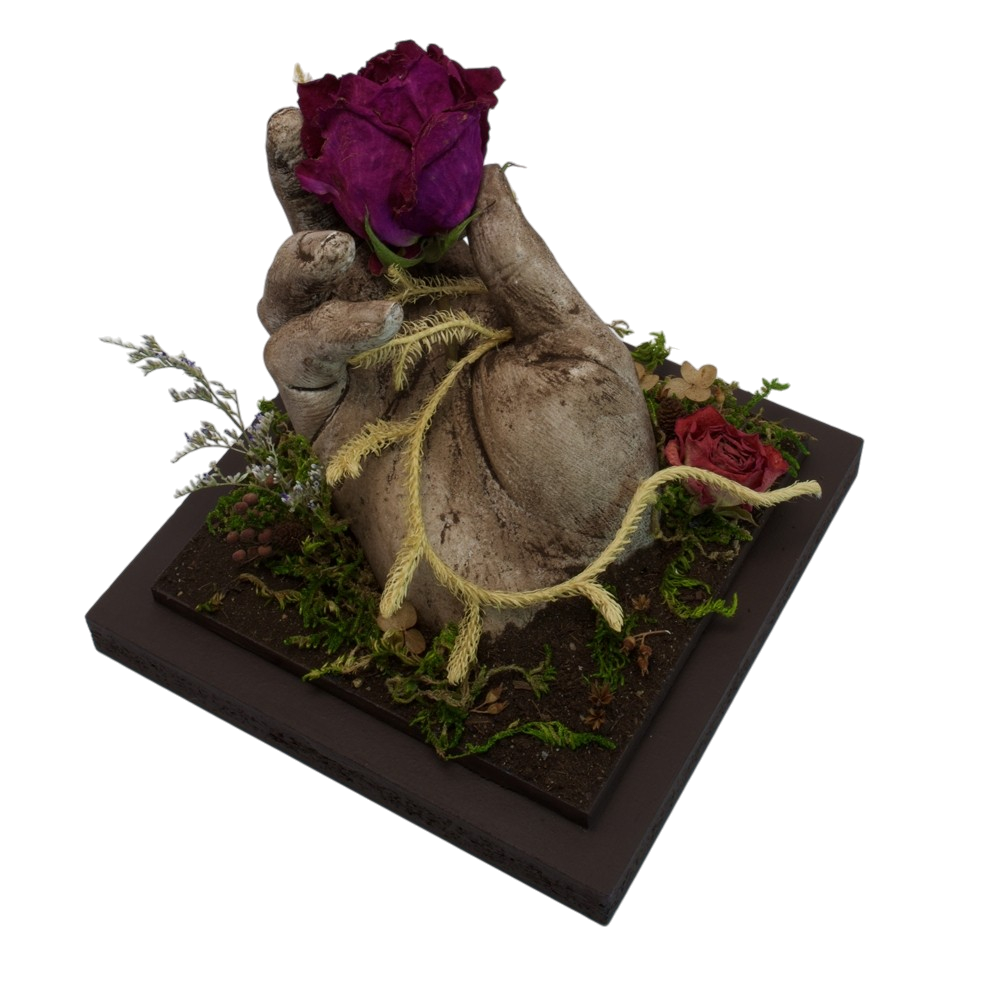 Retenir l'éphémère, de l'artiste Raphaëlle Bitar, Sculpture, Plâtre, bois et végétaux divers, dimension : 6 x 6 x 5 pouces