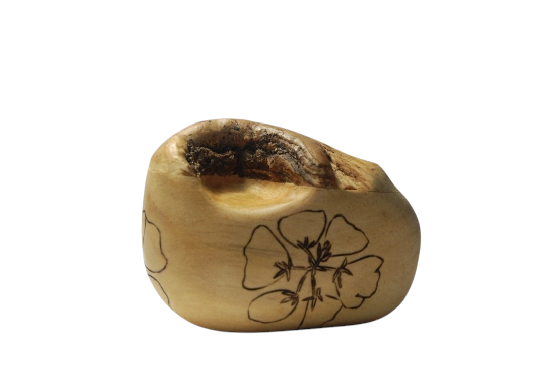 Roche (moyenne), # 34, de l'artiste Claudia Côté, Sculpture, Bois mixte, noeud d'arbre, pin, pyrogravure (capucine), Création unique