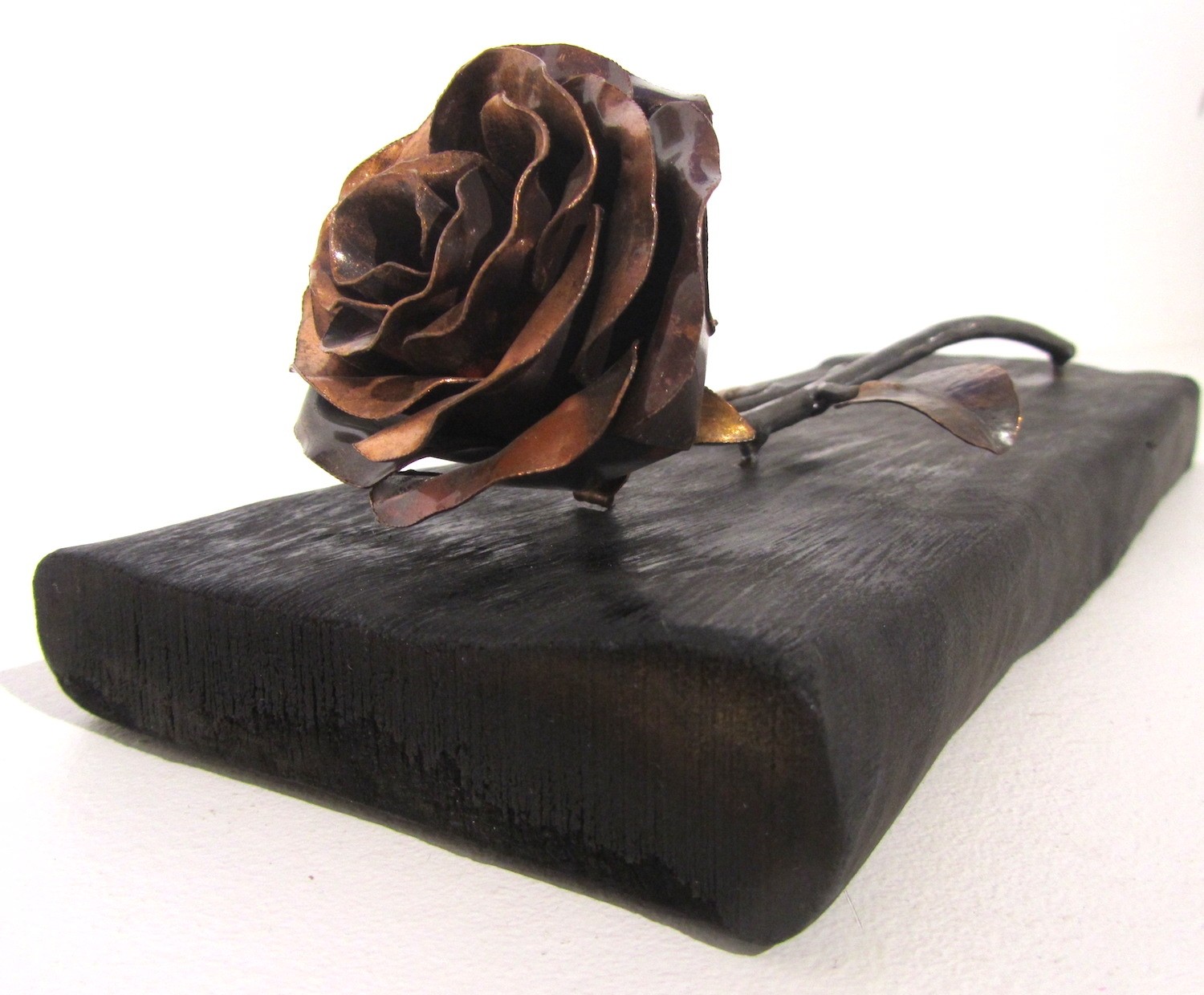 Rose déposée, no 13, de l'artiste Denis Lebel, Sculpture, cuivre, base en bois, Création unique, vue B