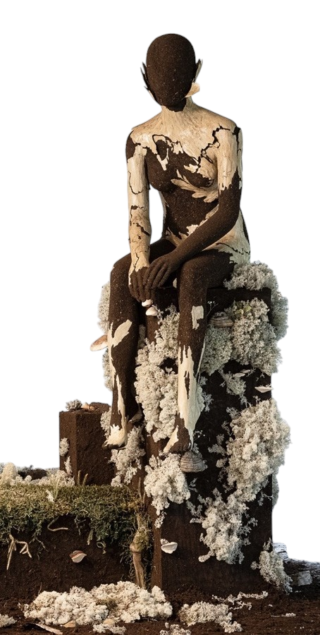 Sans titre (en mutation), de l'artiste Raphaëlle Bitar, Sculpture, Argile, plâtre, bois et végétaux divers, dimension : 72 x 30 x 30 pouces