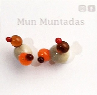 Boucles d'oreille, Seed Petita (orange-beige), no 5, de l'artiste Mun Muntadas, Matière première : verre au chalumeau