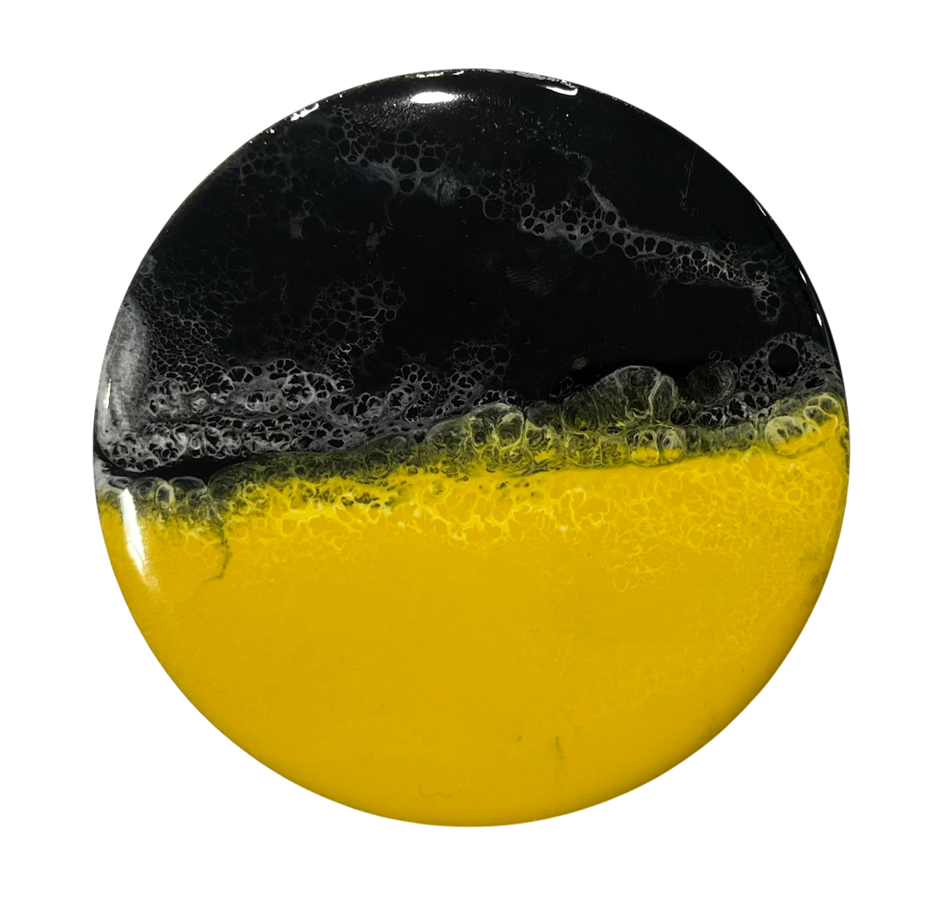 Sous-verre, JAUNE, de l'artiste Julie Marcotte, Matériaux, Bouleau, résine alimentaire, dimension : rond, diamètre 10 cm ou 3.9 po, diamètre