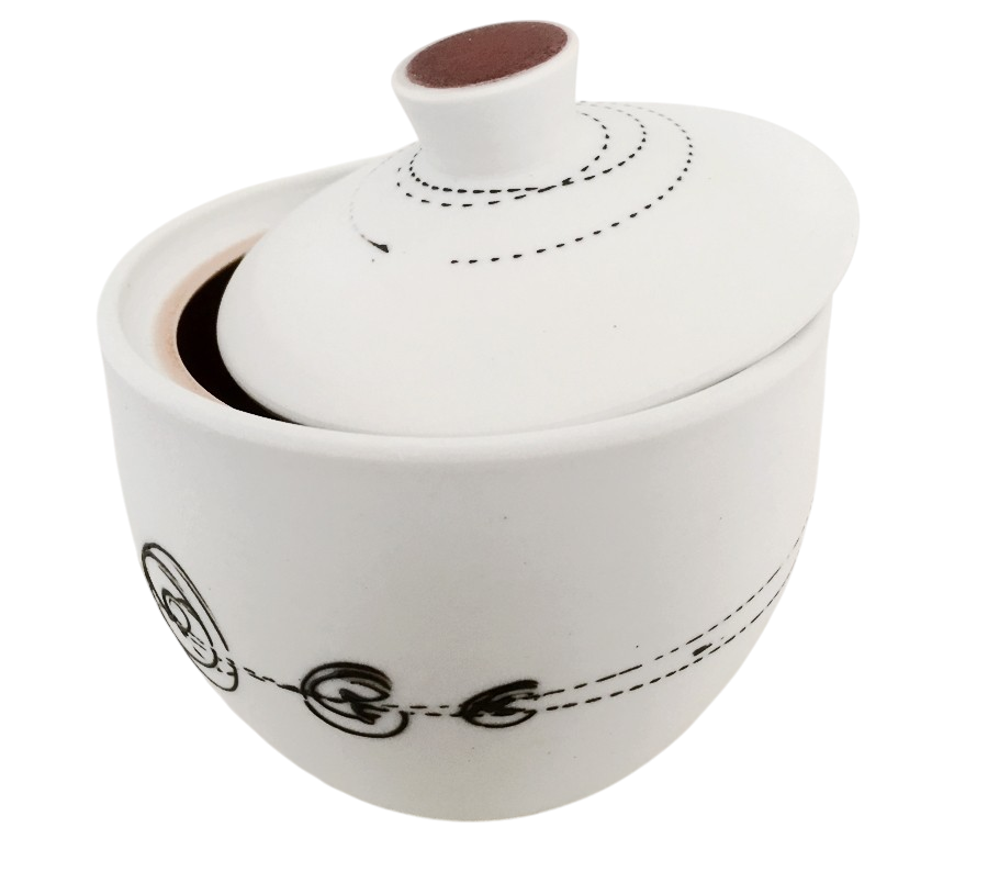 Sucrier (intérieur rouge), de l'artiste Elizabeth Hamel, medium : céramique porcelaine blanche, dimension : 4.5 po haut x 4 po diamètre, pièce vendue à l'unité