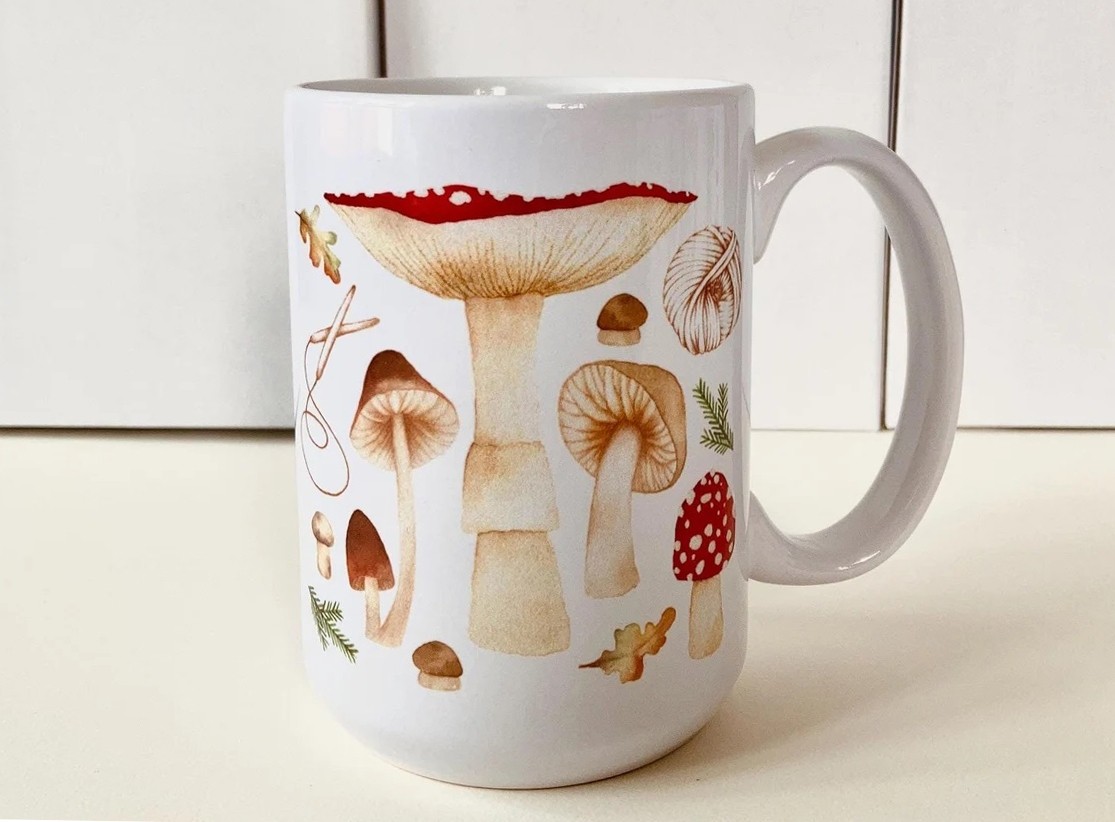 Tasse à café, -- Champignons sauvages --, de l'artiste Katrinn Pelletier, Illustration, impression sublimation, Faite au Québec, matériaux : céramique, Capacité : 15 onces