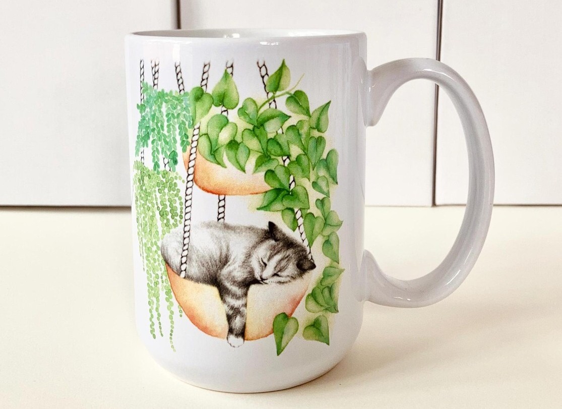 Tasse à café, -- Chat dormant --, de l'artiste Katrinn Pelletier, Illustration, impression sublimation, Faite au Québec, matériaux : céramique, Capacité : 15 onces