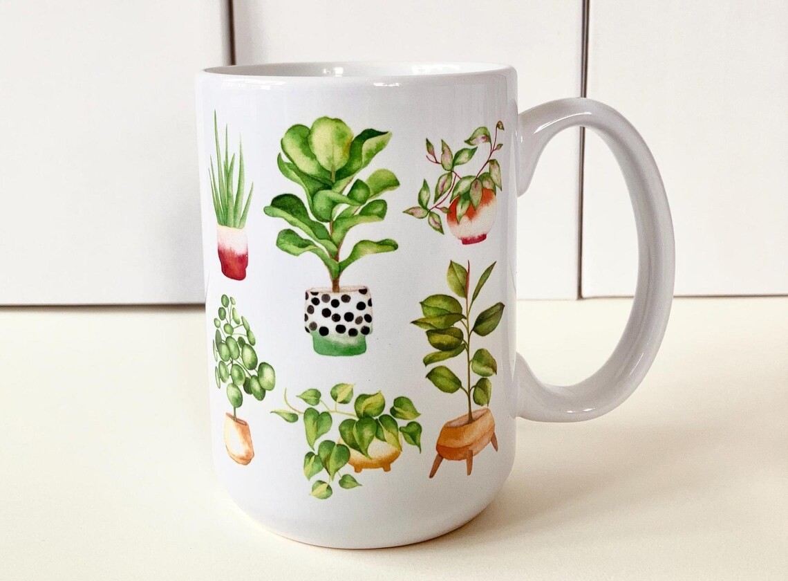 Tasse à café, -- Plantes d'intérieur --, de l'artiste Katrinn Pelletier, Illustration, impression sublimation, Faite au Québec, matériaux : céramique, Capacité : 15 onces