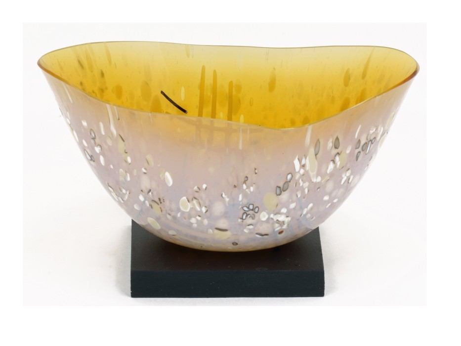 Te Koura, de l'artiste Lucie Martineau (Enora), Sculpture, Verre et bois, Création unique, dimension : 5 x 8 x 4.25 po