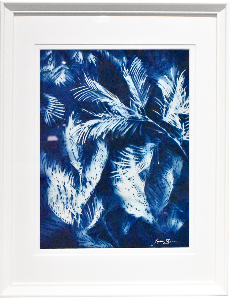 Tissage éphémère 1 (Série Mimosa) (t.encadré), de l'artiste Sophie Rozenn Boucher, Medium Cyanotype sur papier aquarelle, Cadre blanc, moulure et passe-partout, Création unique, Format de l'oeuvre : 12 x 9 pouces de largeur, vue de l'oeuvre encadrée