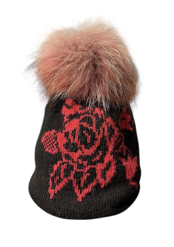 Tuque Églantine à pompon amovible, no 47, de Irèna Geerts, Création québécoise faite à la main. Chaque modèle est unique et garni d'une finition de fourrure recyclée et de laine alpaga à 100 %