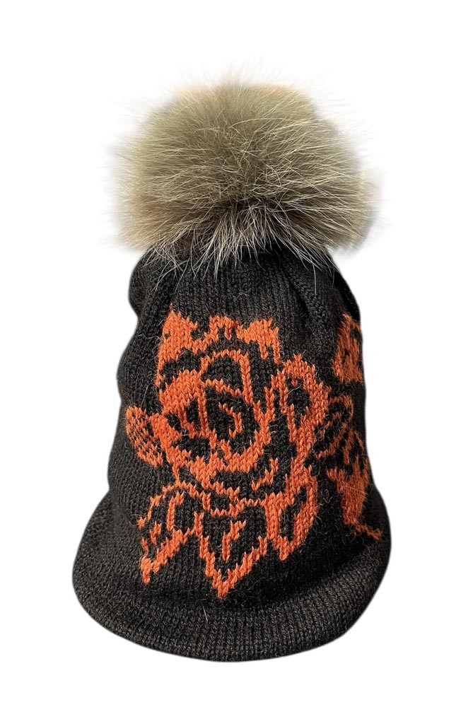 Tuque Églantine à pompon amovible, no 49, alpaga/fourrure, de Irèna Geerts, Création québécoise faite à la main. Chaque modèle est unique et garni d'une finition de fourrure recyclée et de laine alpaga à 100 %