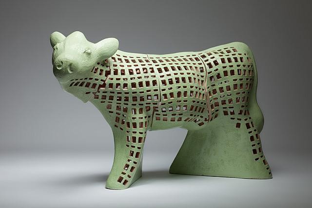 Céramique Grande vache, VERTE, de l'artiste Véronique Martel, Faïence, engobe, émail, dimension : 44 x 19 x 29 pouces de largeur 
