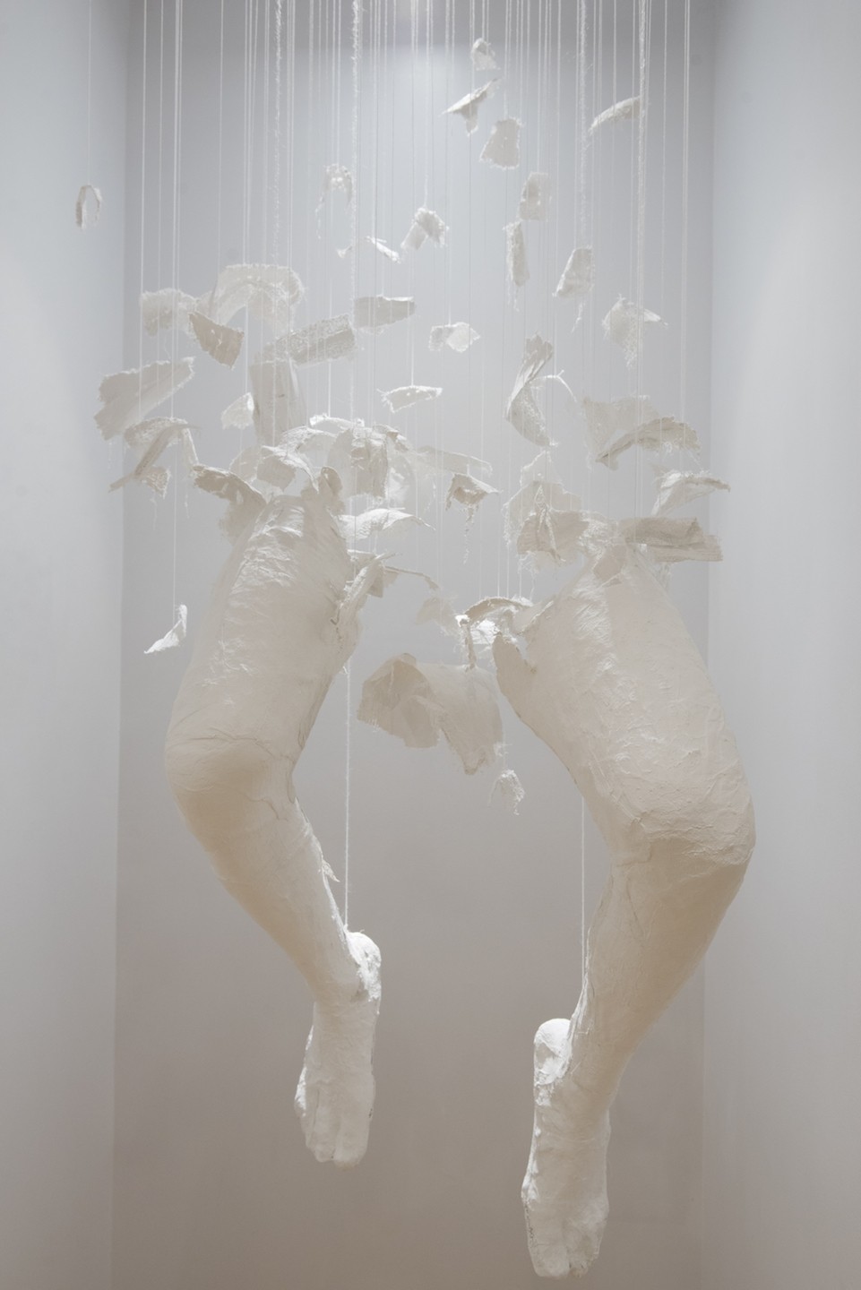 Vapeur humaine V, de l'artiste Jérôme Trudelle, Installation, Médium utilisé : bandelettes de plâtre et fils, Création unique, dimension : 1 m x 1 m largeur x 1.5 m hauteur