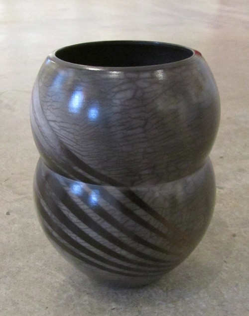 Vase Éclair, de l'artiste Véronique Martel, Céramique enfumée, dimension : 7.5 x 6 x 6 pouces de largeur