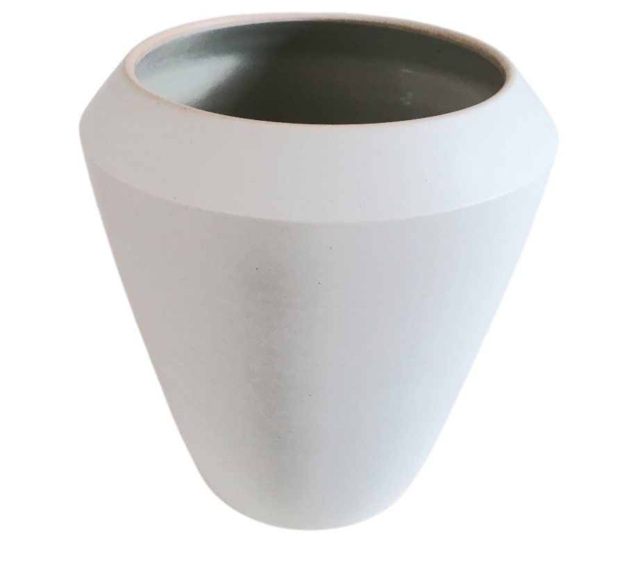 Vase (grand), # 4 (intérieur vert), de l'artiste Elizabeth Hamel, medium : céramique porcelaine blanche, Dimension : 7 po haut x 6.5 po diamètre, pièce vendue à l'unité