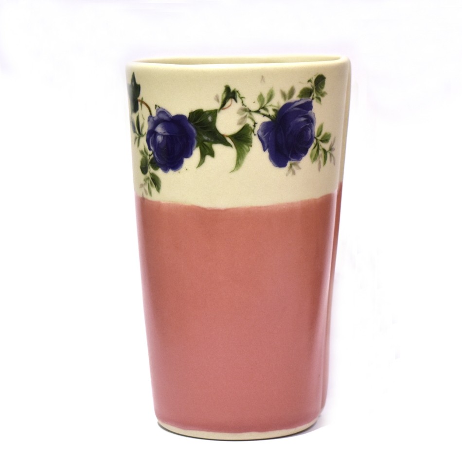 Verre (bande rose, fleurs bleues), no 2, de l'artiste Jane Baronet, Pièce tournée ou fabriquée en grès par moulage, dimension : 3 po x 4 1/2 po