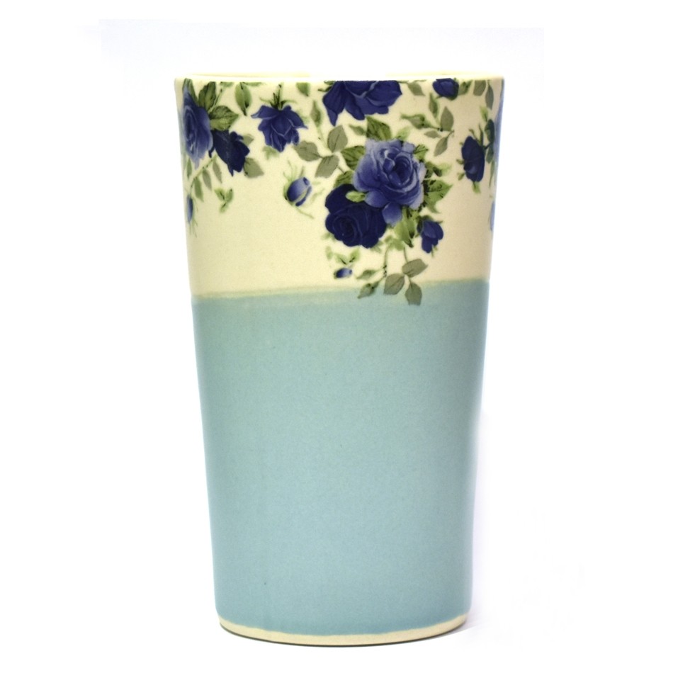 Verre (bande turquoise, fleurs bleues), no 3, de l'artiste Jane Baronet, Pièce tournée ou fabriquée en grès par moulage, dimension : 3 po x 4 1/2 po