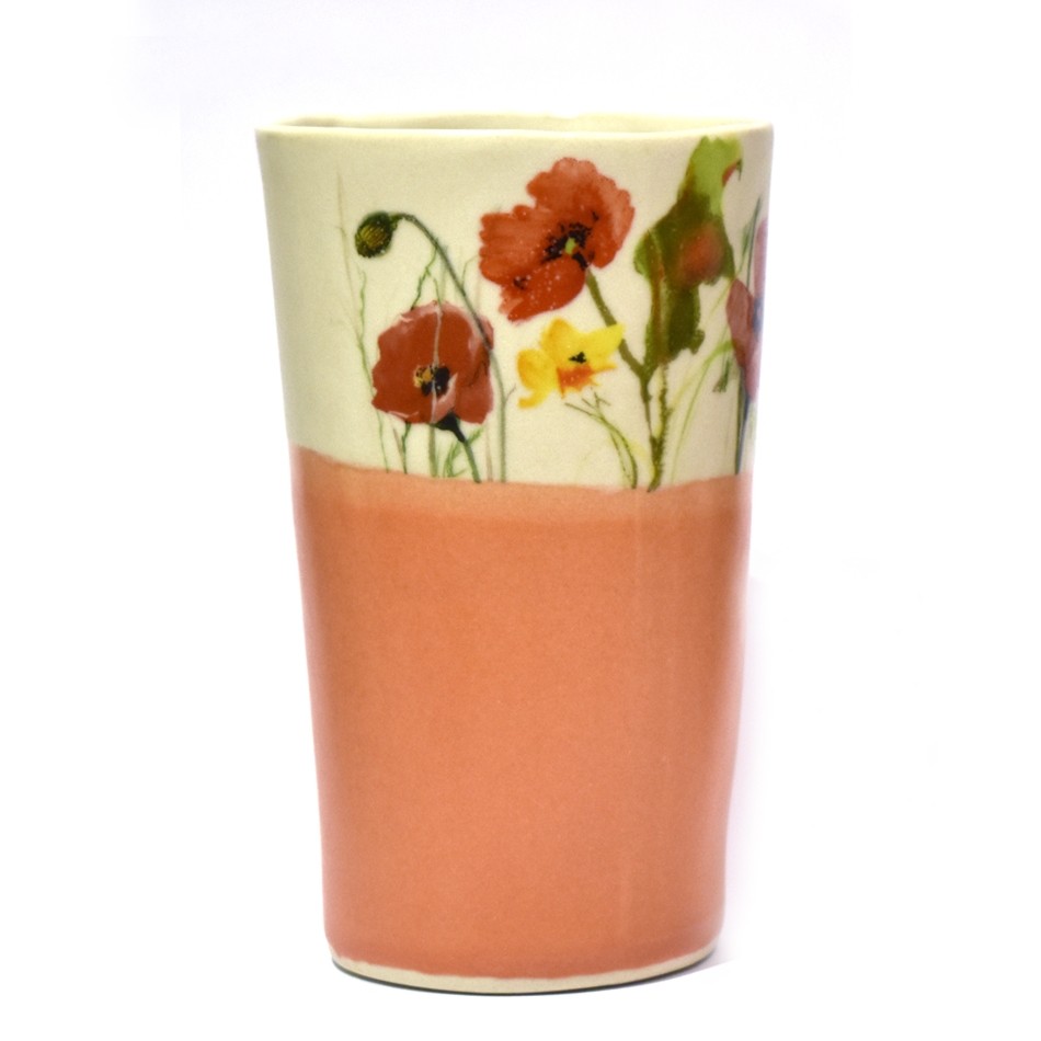 Verre (bande orange pâle, coquelicots, fleurs jaunes et verdure), no 7, de l'artiste Jane Baronet, Pièce tournée ou fabriquée en grès par moulage, dimension : 3 po x 4 1/2 po