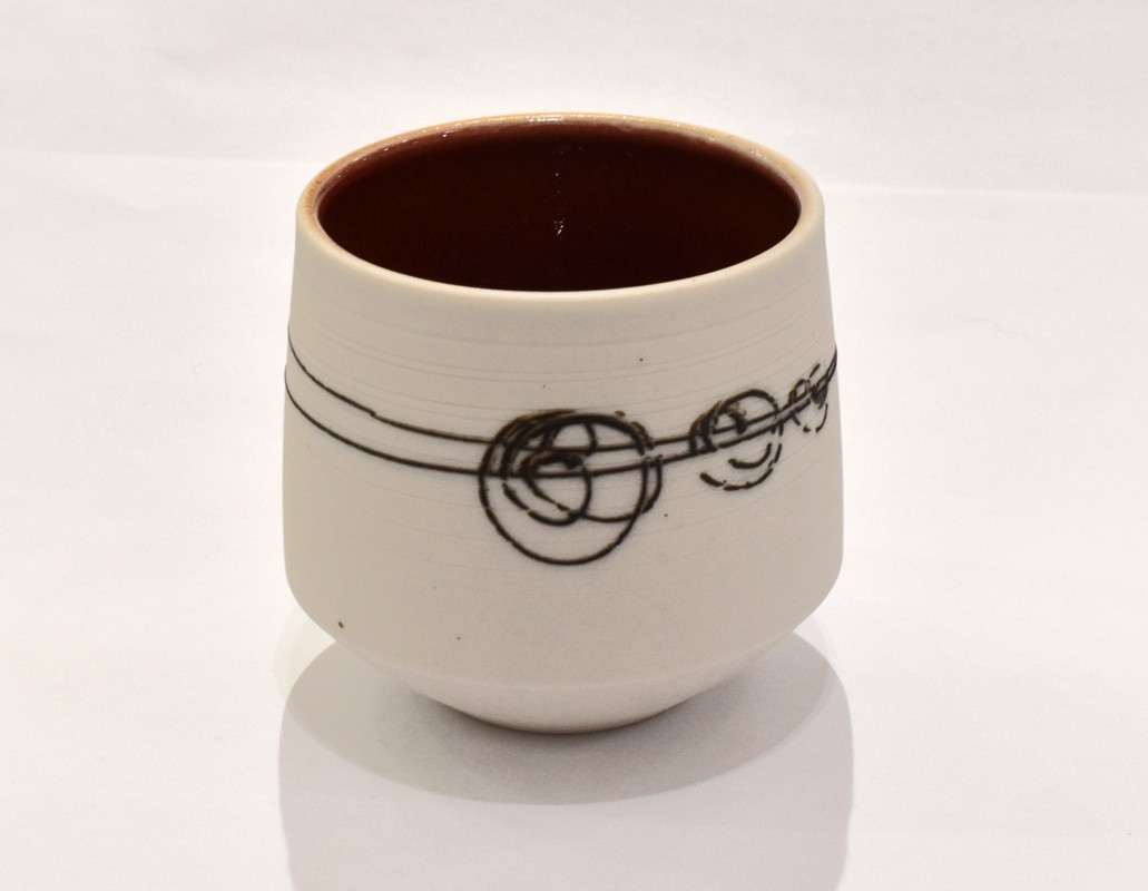 Verre à thé (intérieur rouge), de l'artiste Elizabeth Hamel, medium : céramique porcelaine blanche, dimension : 2 po haut x 2 po diamètre, pièce vendue à l'unité