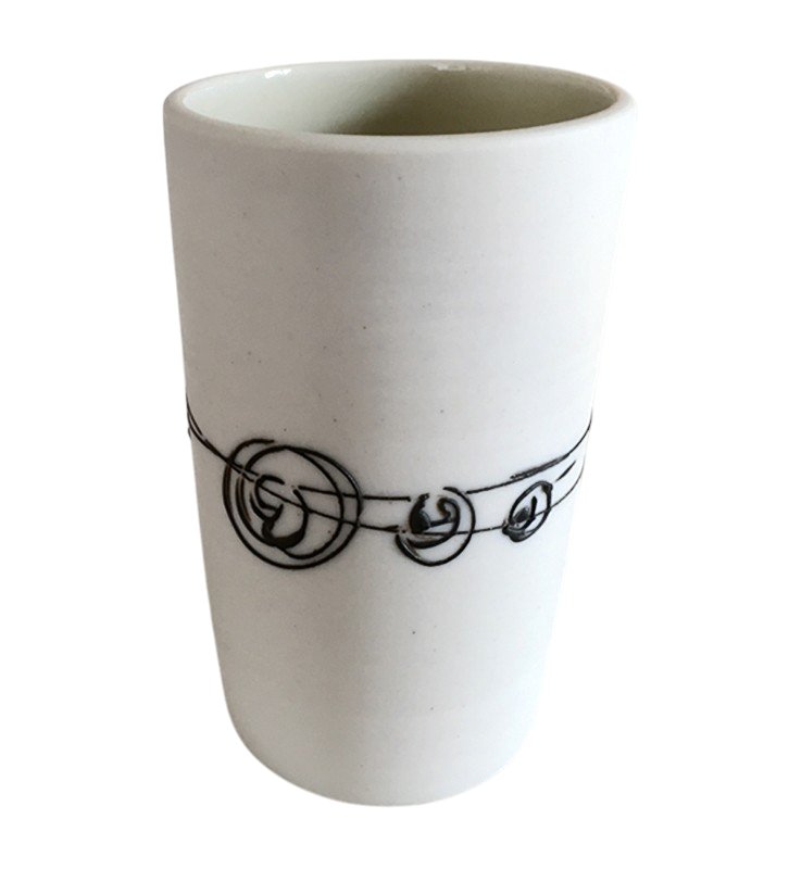 Verre droit (intérieur vert), de l'artiste Elizabeth Hamel, medium : céramique porcelaine blanche, dimension : 3.75 po haut x 2.5 po diamètre, pièce vendue à l'unité