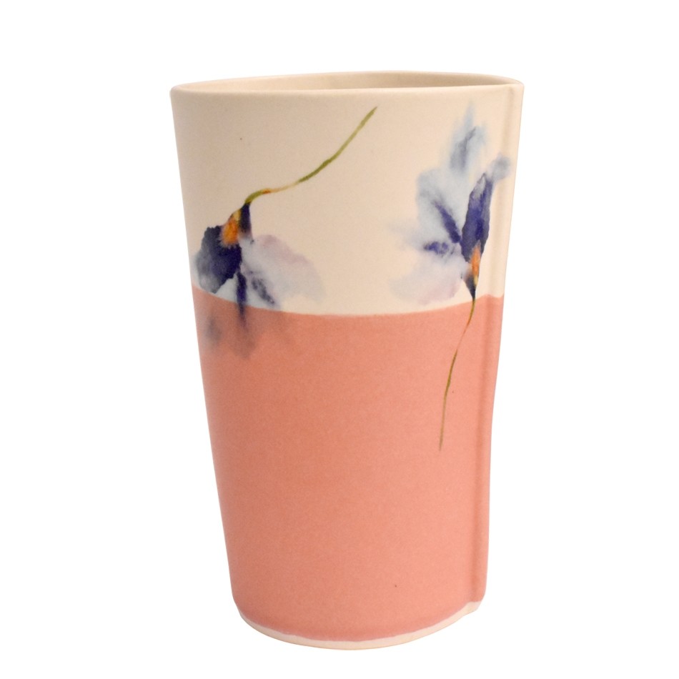 Verre, no 12 (bande rose, fleur iris bleu), de l'artiste Jane Baronet, Pièce tournée ou fabriquée en grès par moulage, dimension : 3 po x 4 1/2 po