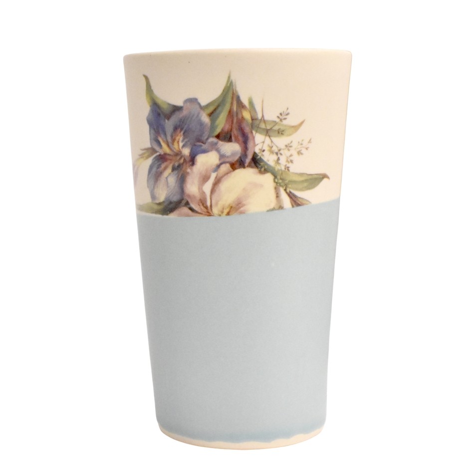 Verre, no 13 (bande bleue, fleur iris bleu), de l'artiste Jane Baronet, Pièce tournée ou fabriquée en grès par moulage, dimension : 3 po x 4 1/2 po