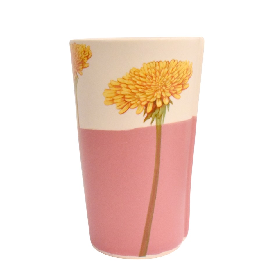 Verre, no 16 (bande rose, fleur jaune), de l'artiste Jane Baronet, Pièce tournée ou fabriquée en grès par moulage, dimension : 3 po x 4 1/2 po