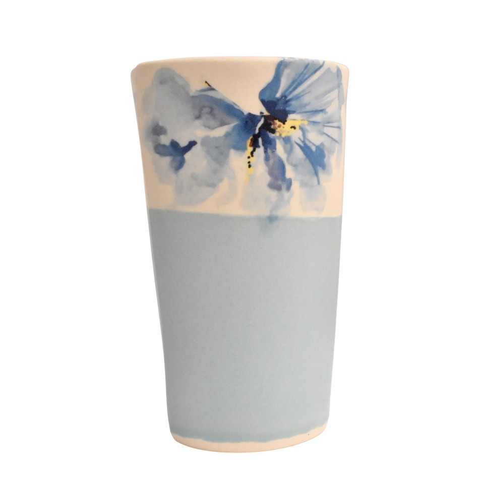 Verre, no 17 (bande bleue, fleur bleue), de l'artiste Jane Baronet, Pièce tournée ou fabriquée en grès par moulage, dimension : 3 po x 4 1/2 po