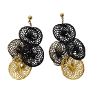 Boucles d'oreille ESCARGOT, no 114, de l'artiste Sandrine Giraud, Couleur, Noir et doré. Ce bijou marie avec élégance la grâce et l’originalité des lignes.