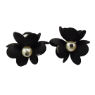 Boucles d'oreille GILEPPE, no 116, de l'artiste Sandrine Giraud, Couleur, Noir et perles blanches. Ce bijou marie avec élégance la grâce et l’originalité des lignes.