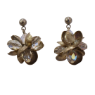Boucles d'oreille GILEPPE, no 117, de l'artiste Sandrine Giraud, Couleur, Bronze et perles transparentes. Ce bijou marie avec élégance la grâce et l’originalité des lignes.
