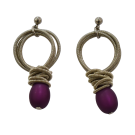 Boucles d'oreille ARGENT ET VIOLET goutte, no 120, de l'artiste Sandrine Giraud, Couleur, Argent et violet. Ce bijou marie avec élégance la grâce et l’originalité des lignes.