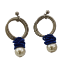 Boucles d'oreille ARGENT-BLEU-PERLE goutte, no 123, de l'artiste Sandrine Giraud, Couleur, Argent, bleu et perle. Ce bijou marie avec élégance la grâce et l’originalité des lignes.