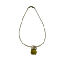 Collier GOUTTE, no 145, de l'artiste Sandrine Giraud, couleur, argent, perle olive. Ce bijou modulable, toujours original, marie avec élégance la grâce et l’originalité des lignes.
