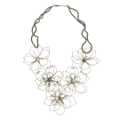 Collier LOTUS DOUBLE FLEUR, no 148, de l'artiste Sandrine Giraud, couleur, argent et perles blanches. Ce bijou modulable, toujours original, marie avec élégance la grâce et l’originalité des lignes.