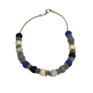 Collier POLARIS, no 150, de l'artiste Sandrine Giraud, couleur, argent et perles : blanche, bleue, grise et noire. Ce bijou, toujours original, marie avec élégance la grâce et l’originalité des lignes.