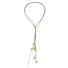 Collier SAUTOIR PERLE, no 158, de l'artiste Sandrine Giraud, couleur, argent, perles blanches. Ce bijou modulable, toujours original, marie avec élégance la grâce et l’originalité des lignes.