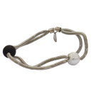 Bracelet PERLE, no 92, de l'artiste Sandrine Giraud. Couleur Blanc et noir. Ce bijou marie avec élégance la grâce et l’originalité des lignes.