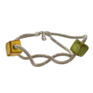 Bracelet PERLES CARRÉES, no 96, de l'artiste Sandrine Giraud. Couleur Vert et jaune. Ce bijou modulable marie avec élégance la grâce et l’originalité des lignes.